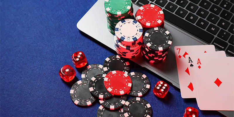 Thực hiện cách giải đen cờ bạc bằng muối và gạo