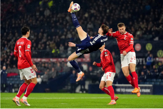 Scott McTominay với “cú xe đạp chổng ngược”