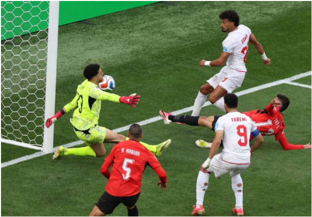 Mehdi Taremi ghi bàn ngay sát rìa vòng cấm